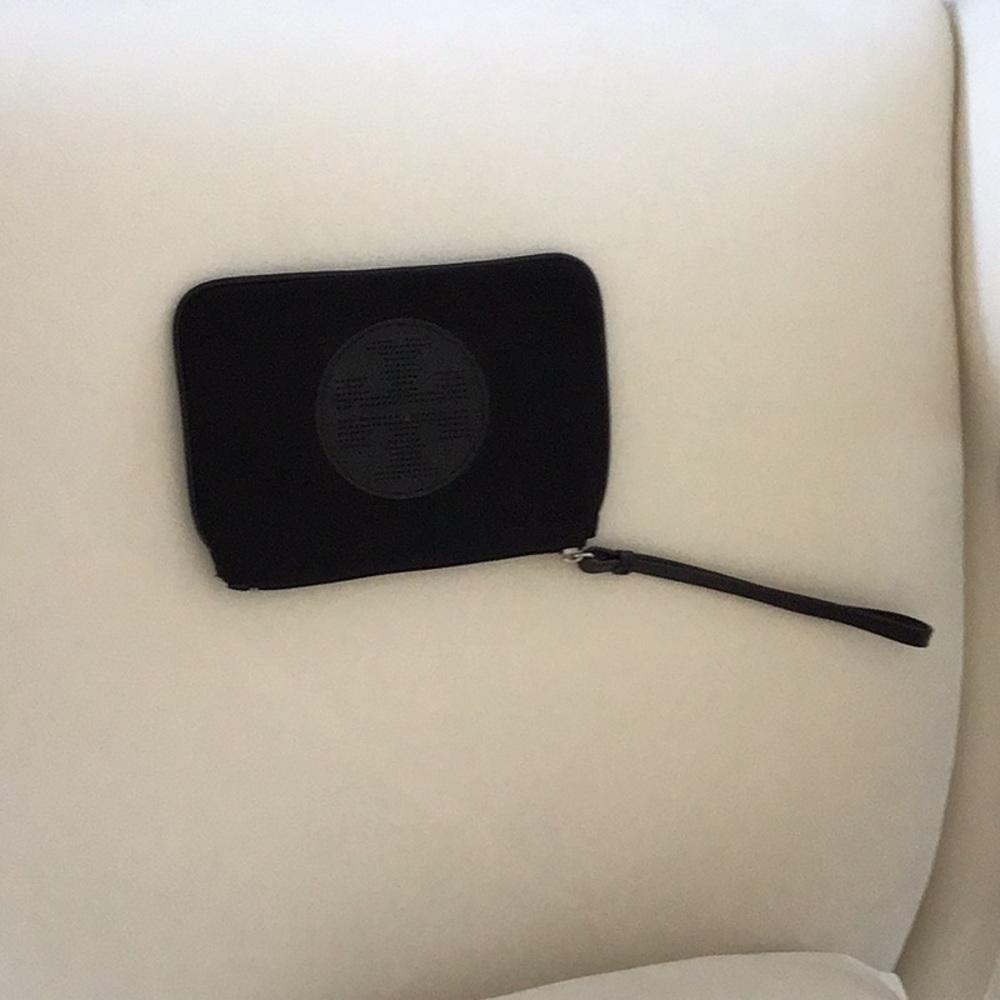 Tory small wristlet in very good condition